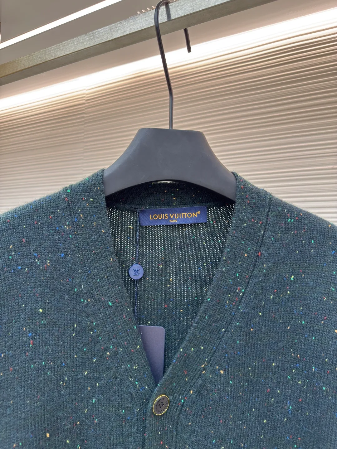 LOUIS VUITTON ●Description: This soft cashmere knitted cardigan has a deep body embellished with contrasting spotted elements, and the left pocket is embroidered with exquisite texture!V logo, echoing the Japanese craftsmanship inspiration in the PharrellWilliams and Nigo collaboration series. The light yet gorgeous style makes it a great choice for layering across seasons. The overall wiring is straight and delicate, the fabric is comfortable and soft, and the color is consistent without color difference. It can be matched with the same style to create a fashionable look and control various occasions. Customized accessories, complete with three standards, same style for men and women!